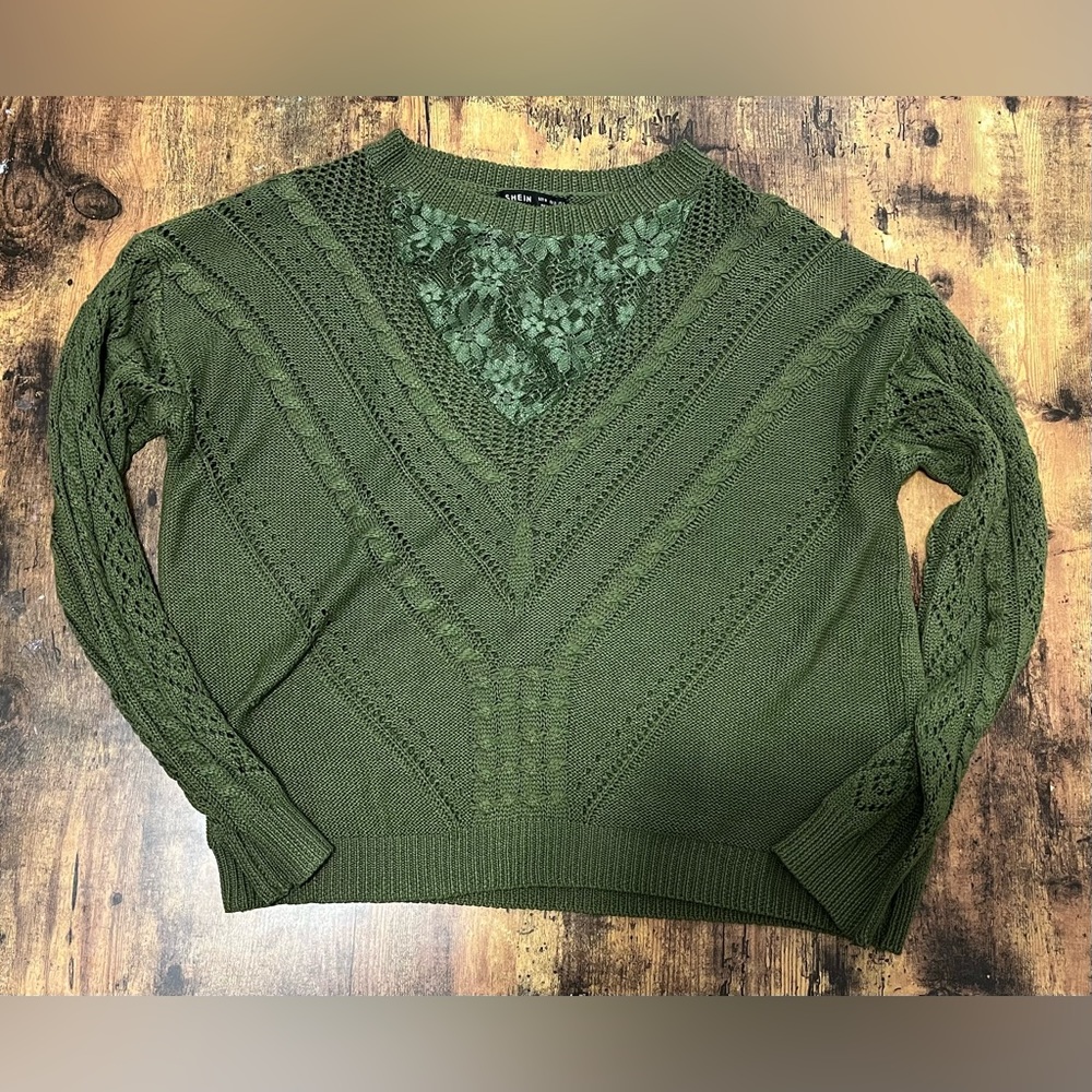 2/$12 🌸 Ladies Green Sweater - Size Medium